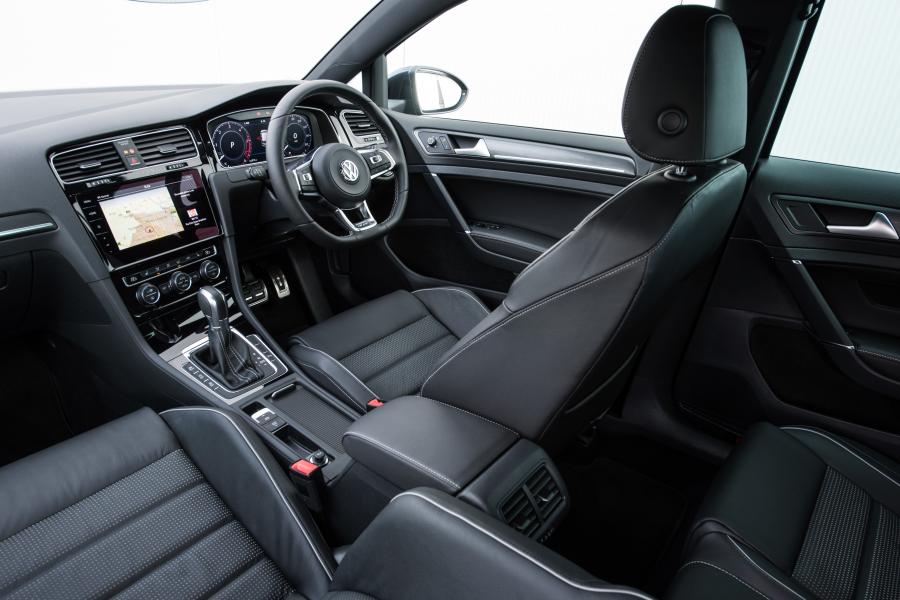 Интерьер Volkswagen Golf GTD 5-Door 2017 года  (UK) (фото 16 из 30)